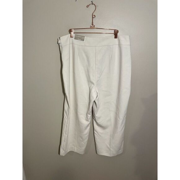 Chicos The Ultimate Fit Soft Pleat Hardware Crop Pant Chicos 2.5 Sz 14 Cream NWT - Picture 3 of 5